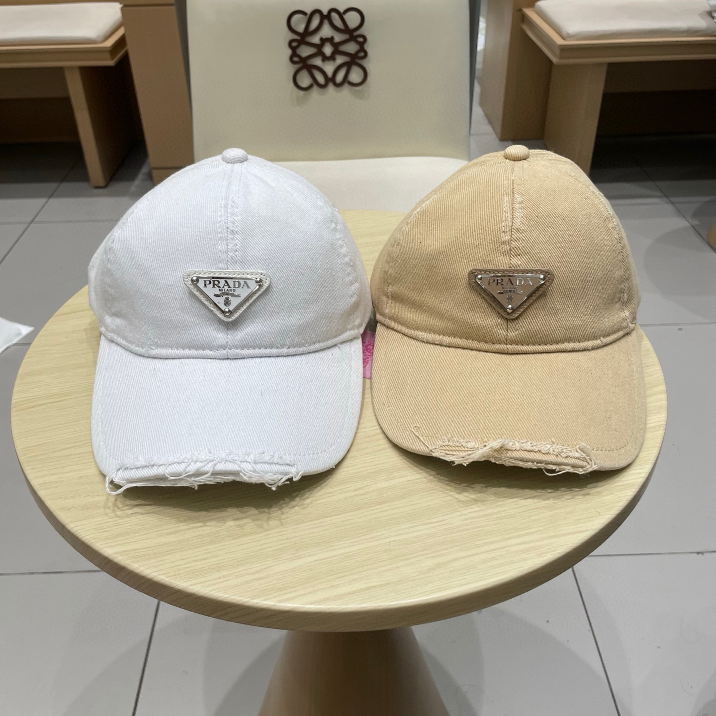  普拉达Prada 经典三角标棒球帽🧢万能必留款 戴一万年都好看 日常刚需 颜色完美 帽型正点 简直谁戴