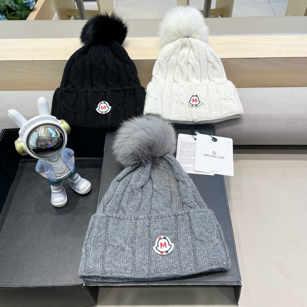   高版本！！！
蒙口MONCLER高品质狐狸毛球针织兔羊毛毛线帽
超经典不过时的一款秋冬冷帽🥶
懂货的