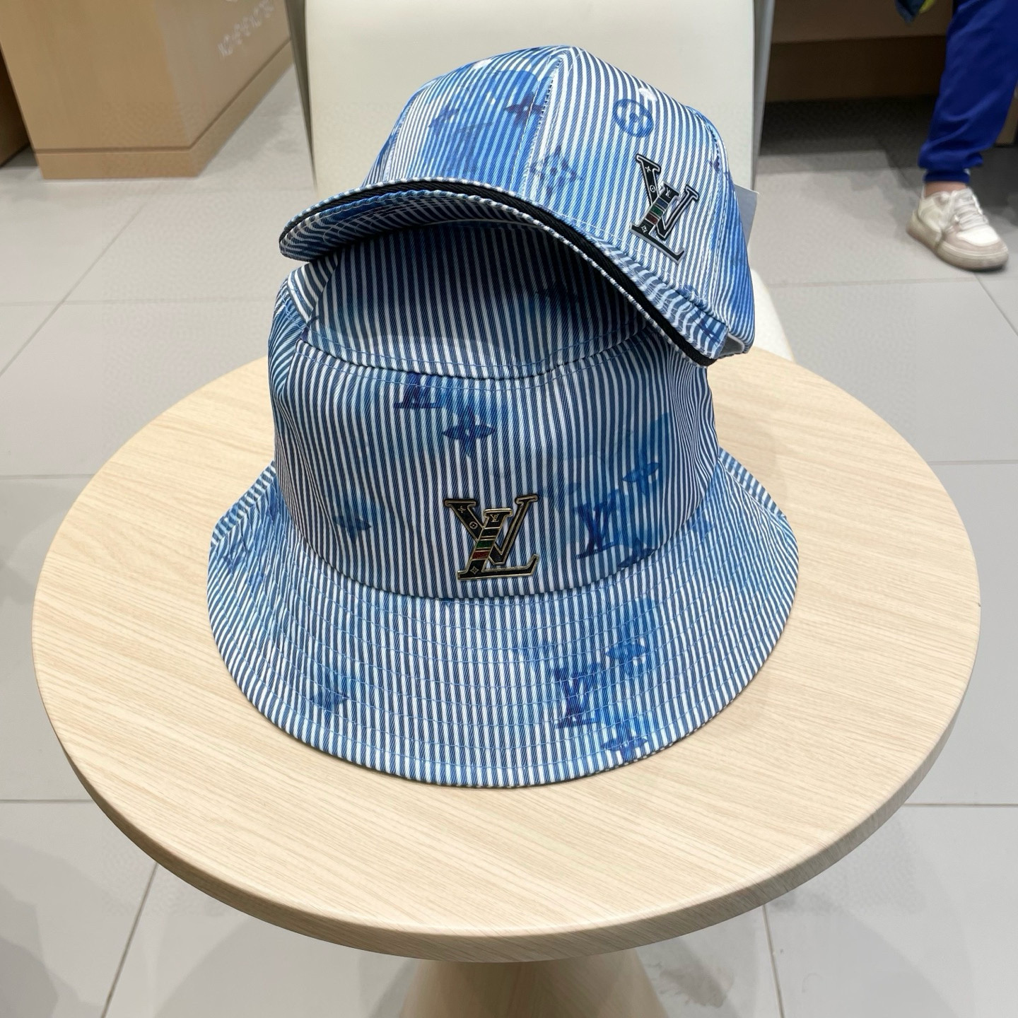 棒球帽 渔夫帽  LV路易威登春夏原单刺绣棒球帽  轻盈透气。完美版型，独家实物拍摄，男女适用