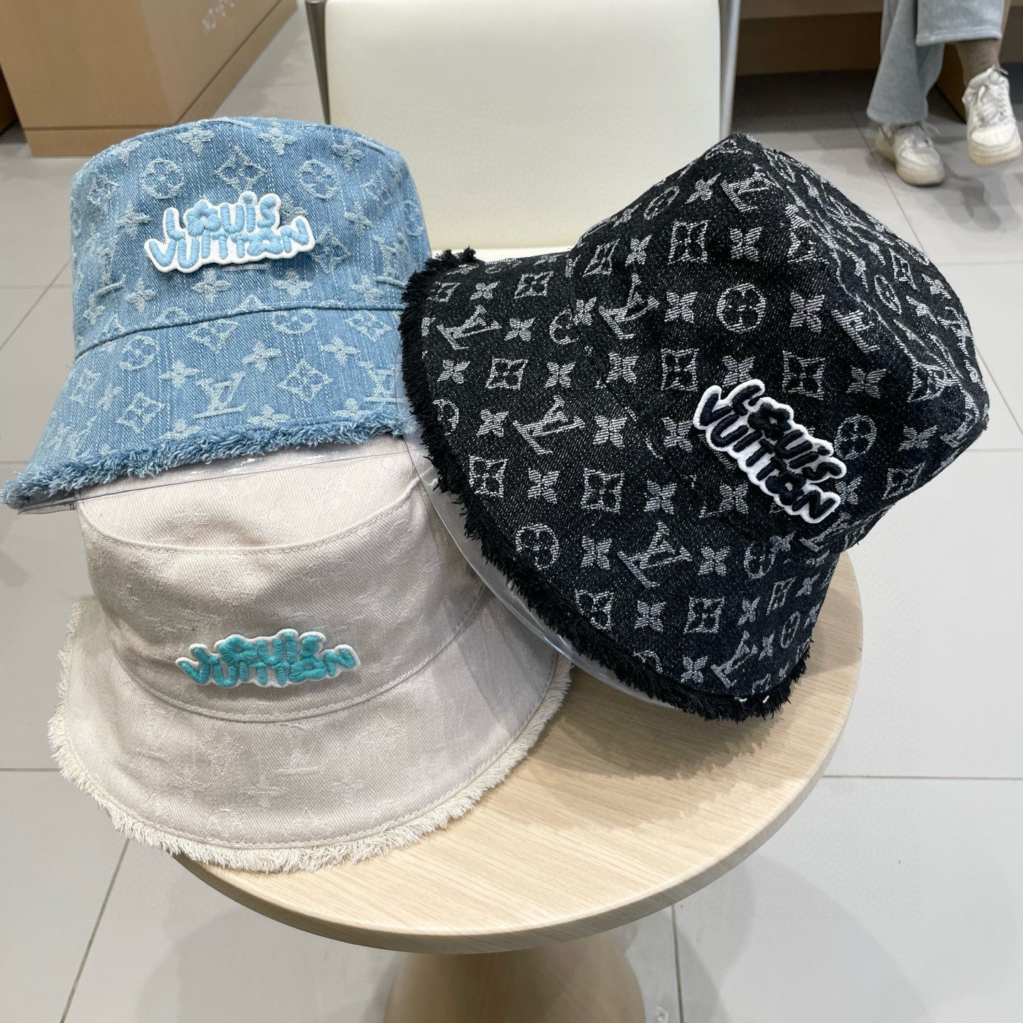    LV路易威登官网高版本 新款牛仔渔夫帽
火爆技术升级，洗水牛仔风街头风十足
更符合现在时尚小哥哥小