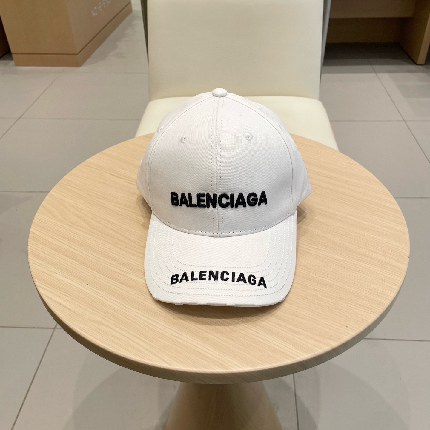  BALENCIAGA巴黎世家新款刺绣logo棒球帽，很酷的色系，男女佩戴都有不同style，第一批抢先