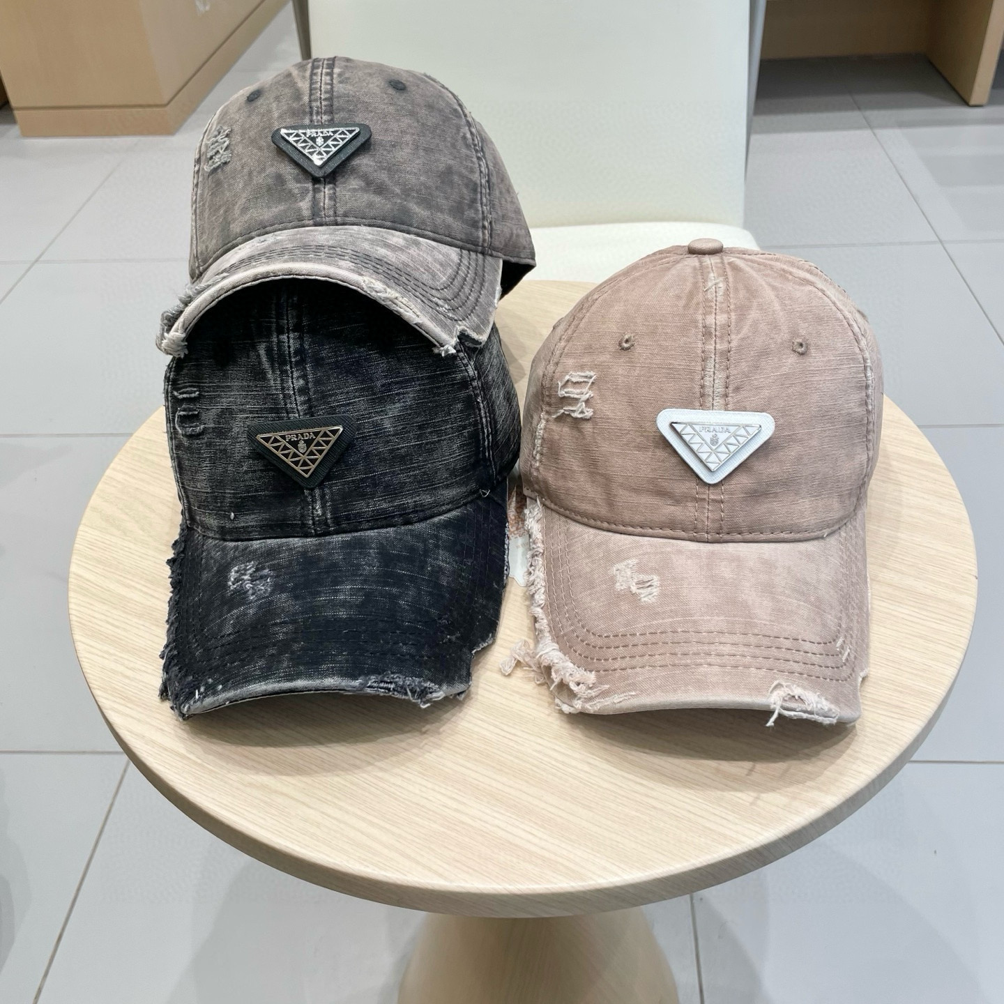  Prada 普拉达高倒三角棒球帽
洗水牛仔色，秀场同款，面料柔软舒适
百搭休闲款，闭眼入！