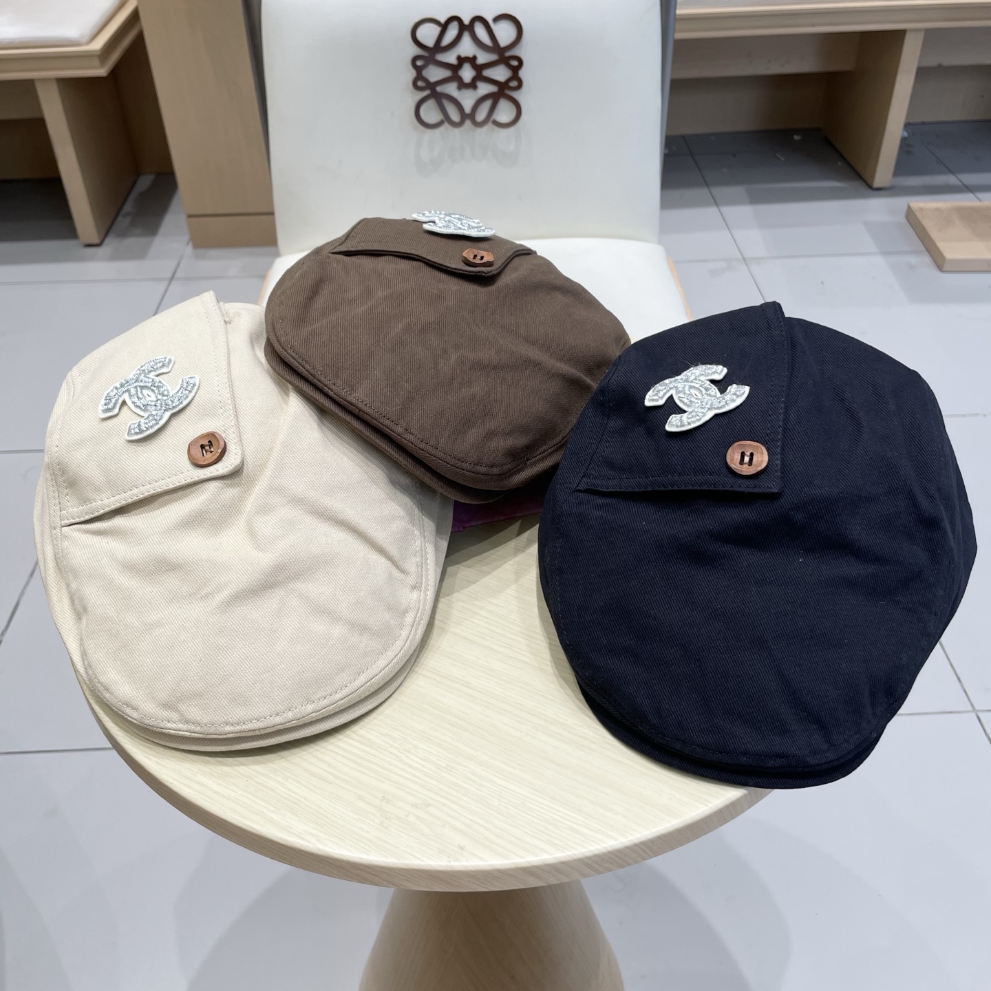    Chanel日系复古纽扣黑色前进帽女休闲百搭报童帽文艺显脸小反戴贝雷帽子