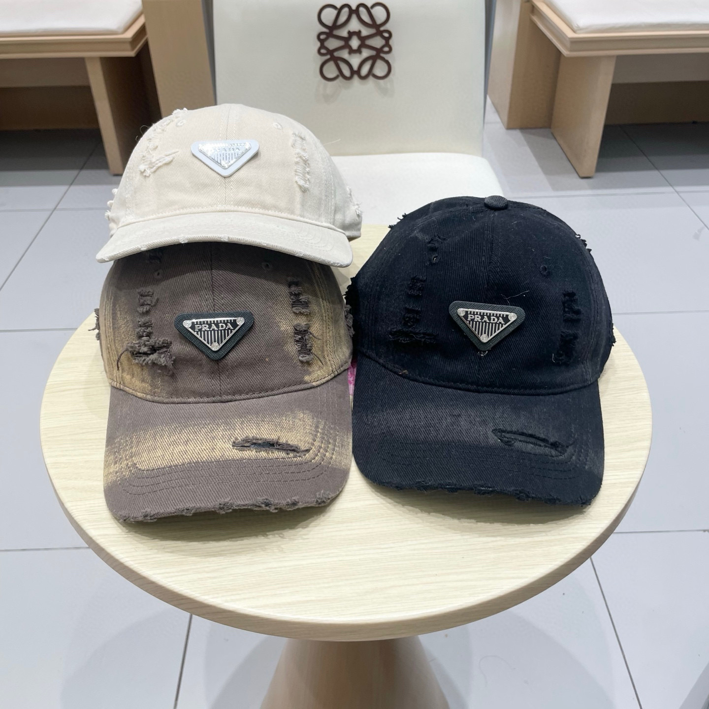  普拉达 Prada🆕春款新款个性棒球帽，高品质透气性巨佳，四季佩戴款
高颜值时尚单品！
男女同款