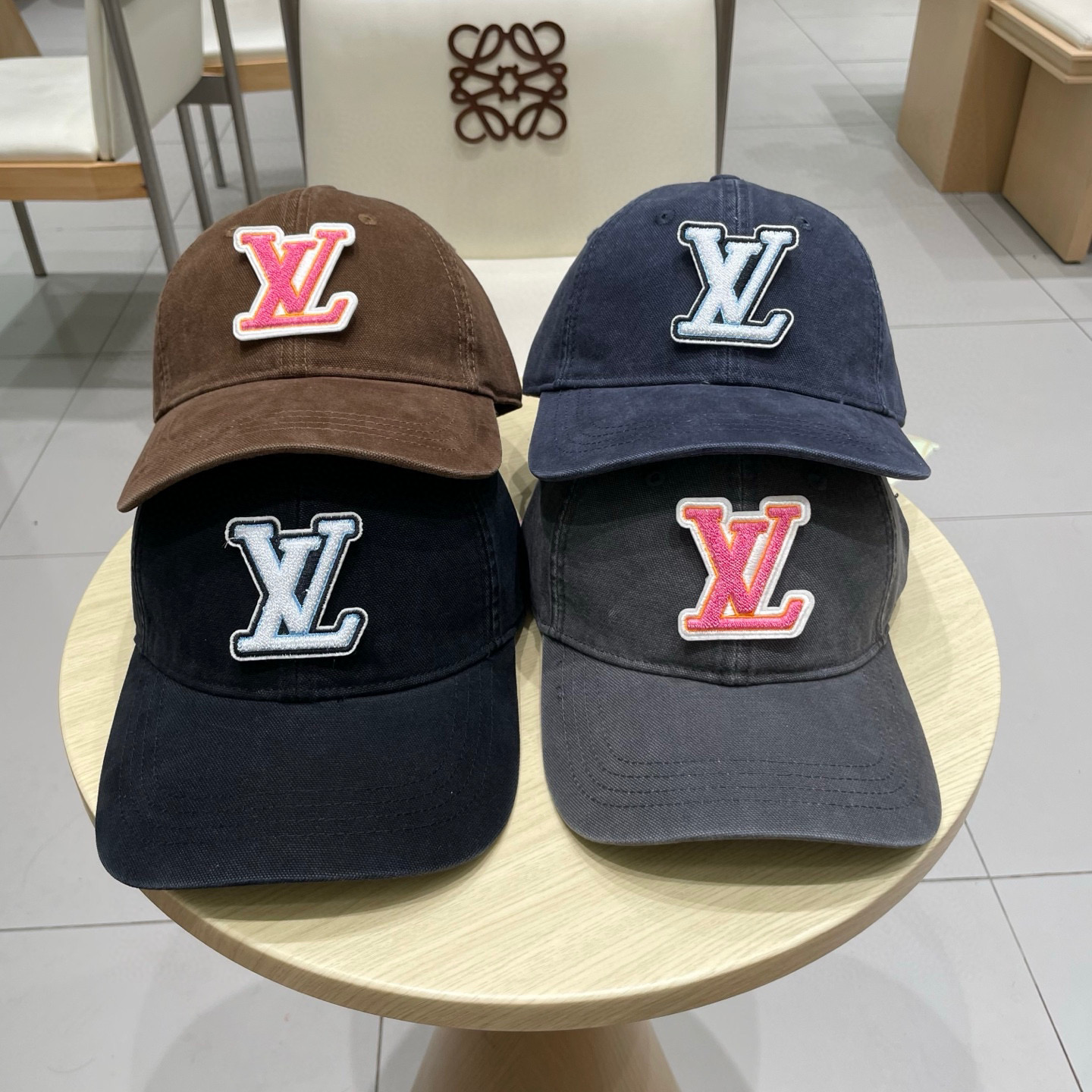 路易威登棒球帽LouisVuitton👒😍新款LV棒球帽，重工打造♥完美刺绣，高端大气，百搭款🤗男女通用