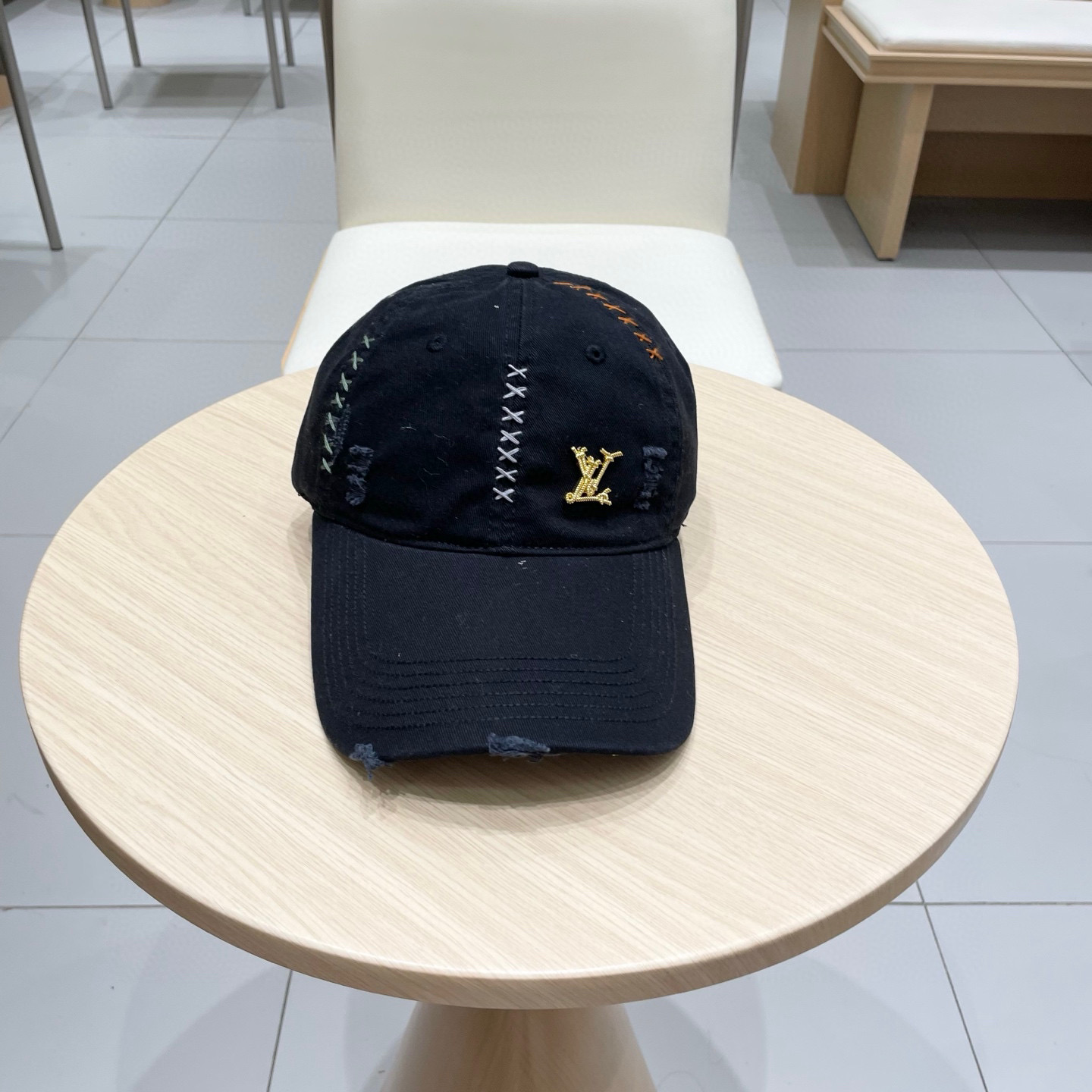   LV路易威登新款棒球帽风街头风十足
更符合现在时尚小哥哥小姐姐的style，