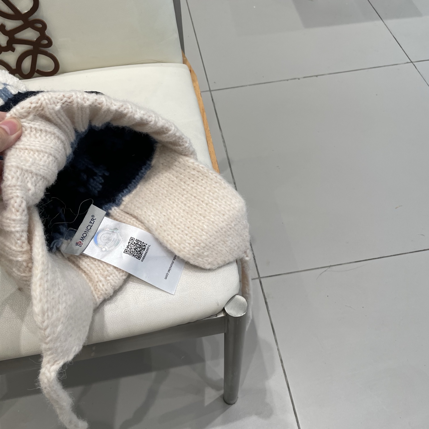  moncler原创提花粗棒针北欧风毛球护耳麻花辫针织帽