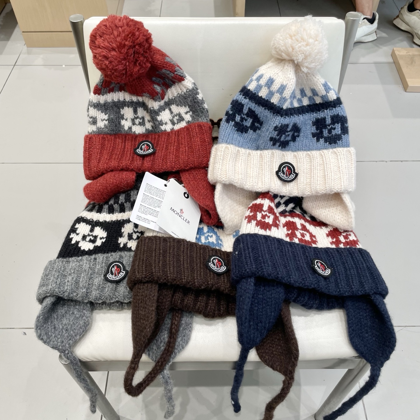  moncler原创提花粗棒针北欧风毛球护耳麻花辫针织帽