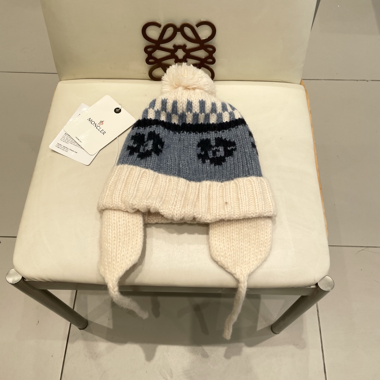  moncler原创提花粗棒针北欧风毛球护耳麻花辫针织帽