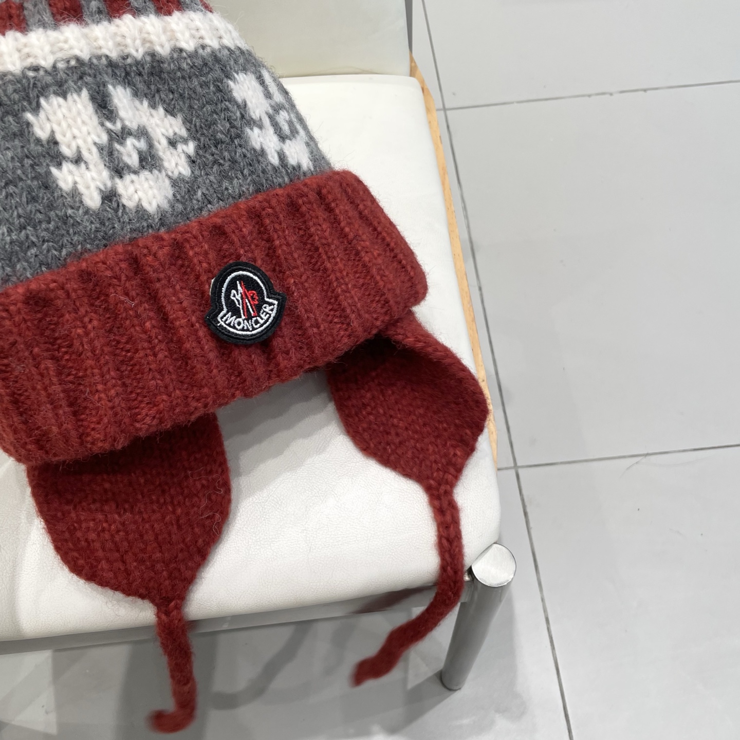  moncler原创提花粗棒针北欧风毛球护耳麻花辫针织帽