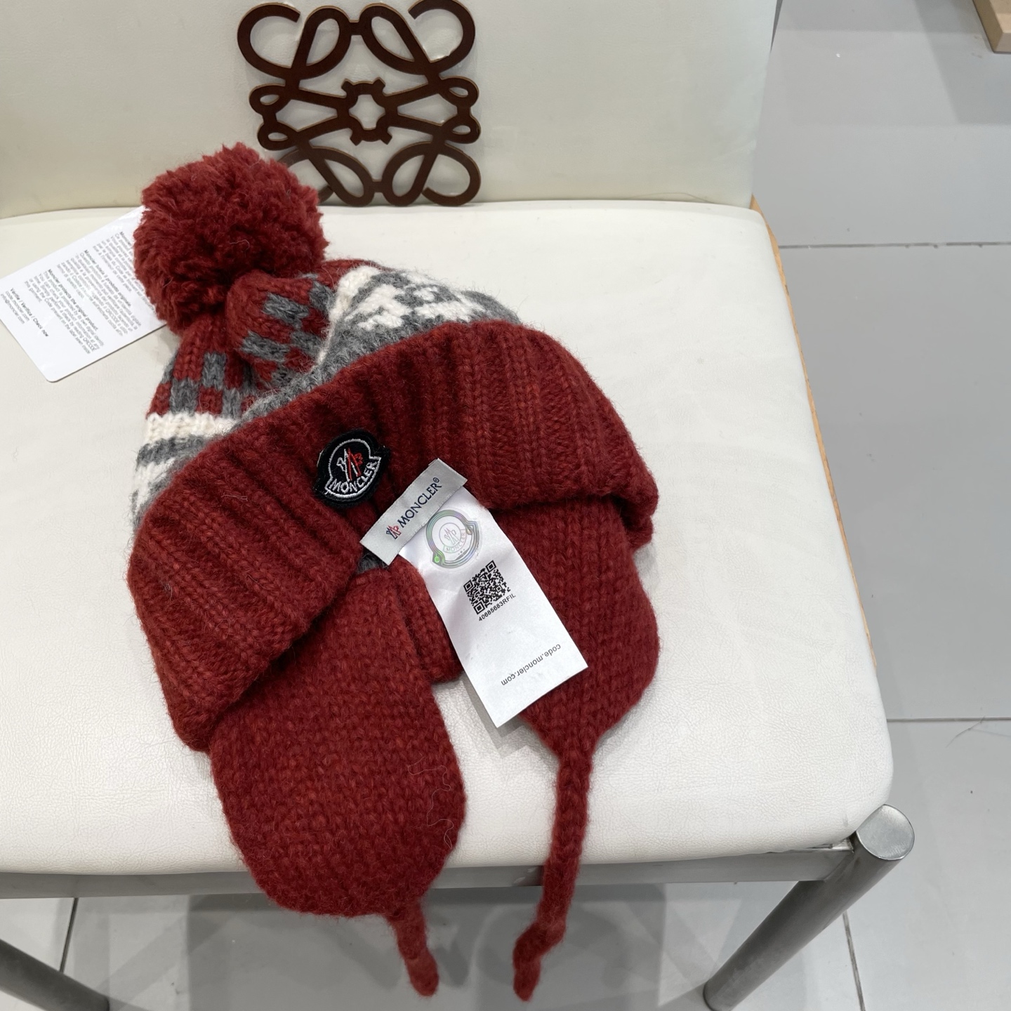  moncler原创提花粗棒针北欧风毛球护耳麻花辫针织帽