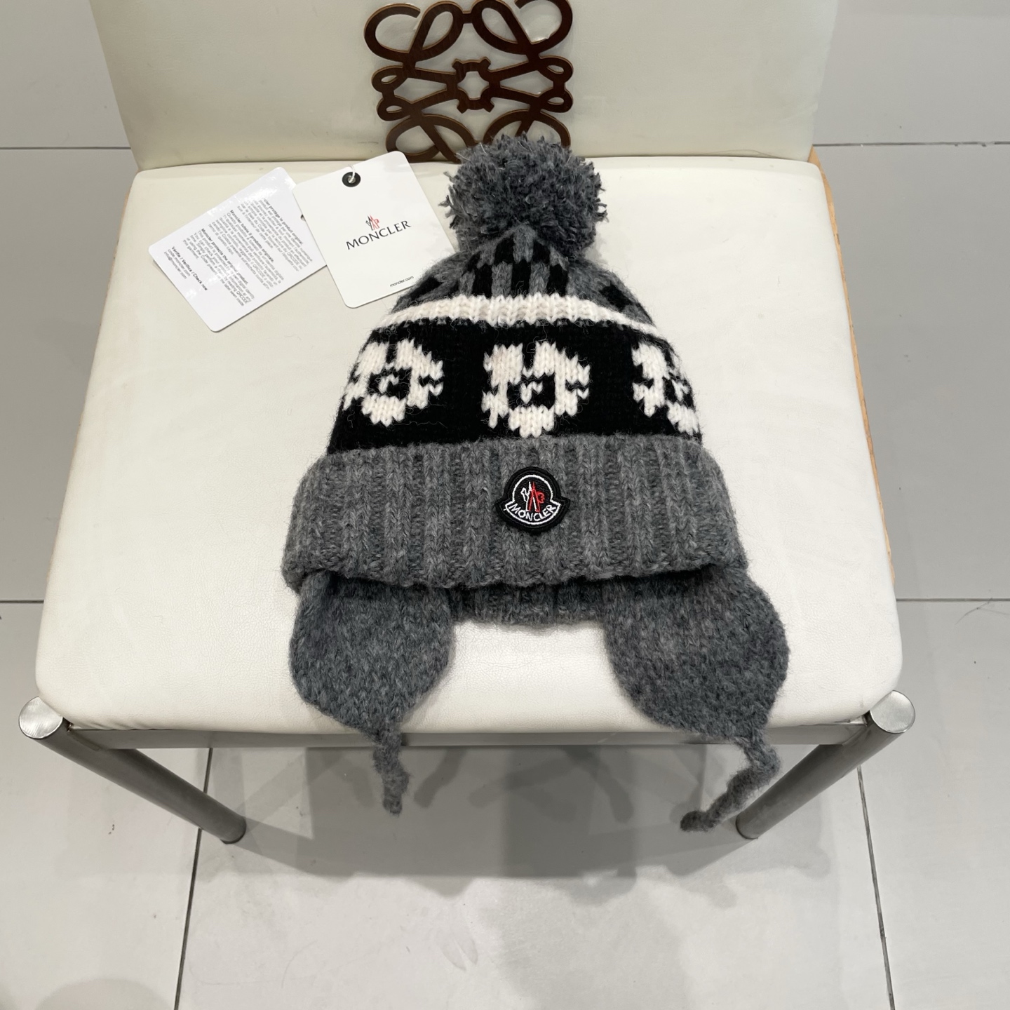  moncler原创提花粗棒针北欧风毛球护耳麻花辫针织帽