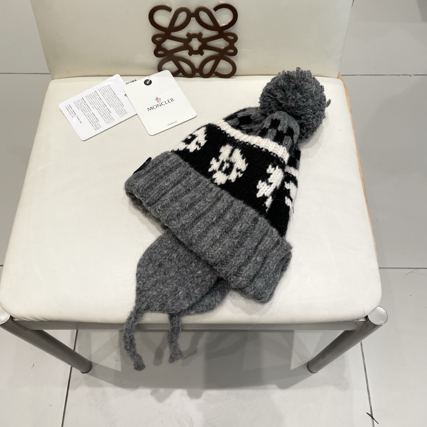  moncler原创提花粗棒针北欧风毛球护耳麻花辫针织帽