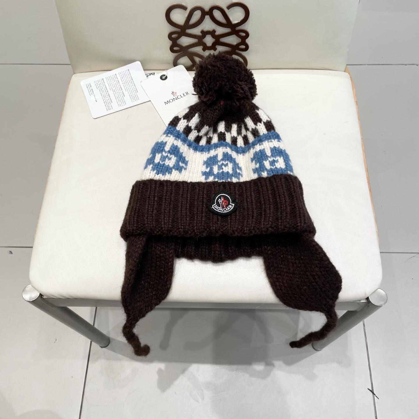  moncler原创提花粗棒针北欧风毛球护耳麻花辫针织帽
