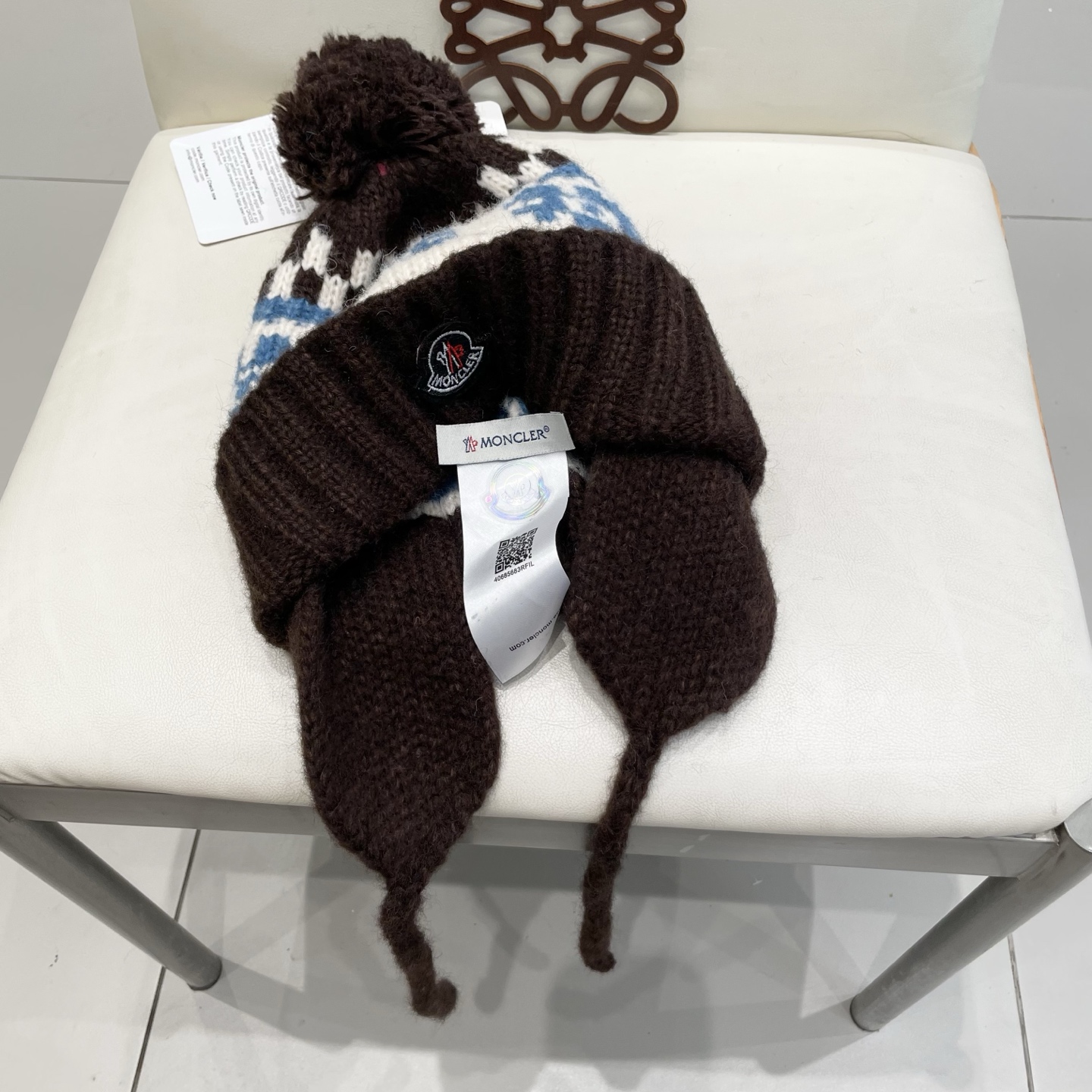  moncler原创提花粗棒针北欧风毛球护耳麻花辫针织帽