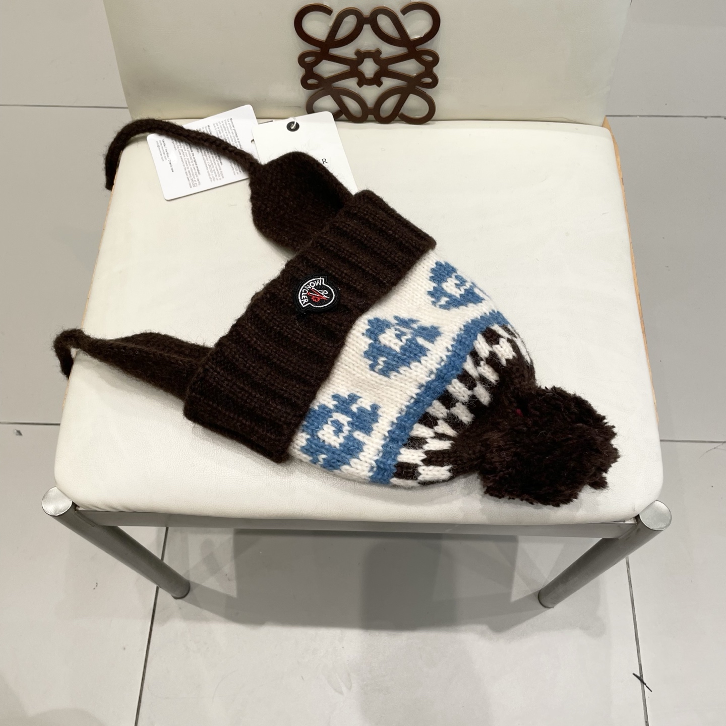  moncler原创提花粗棒针北欧风毛球护耳麻花辫针织帽