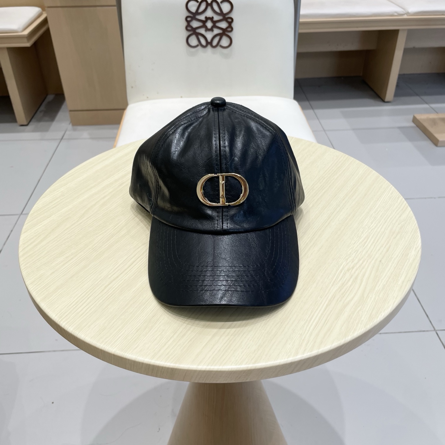 迪奥dior新品棒球帽！材质：Pu➕小羊皮！炸街必备单品！颜色大气！款式新颖别致好搭配衣服！实用性强，高