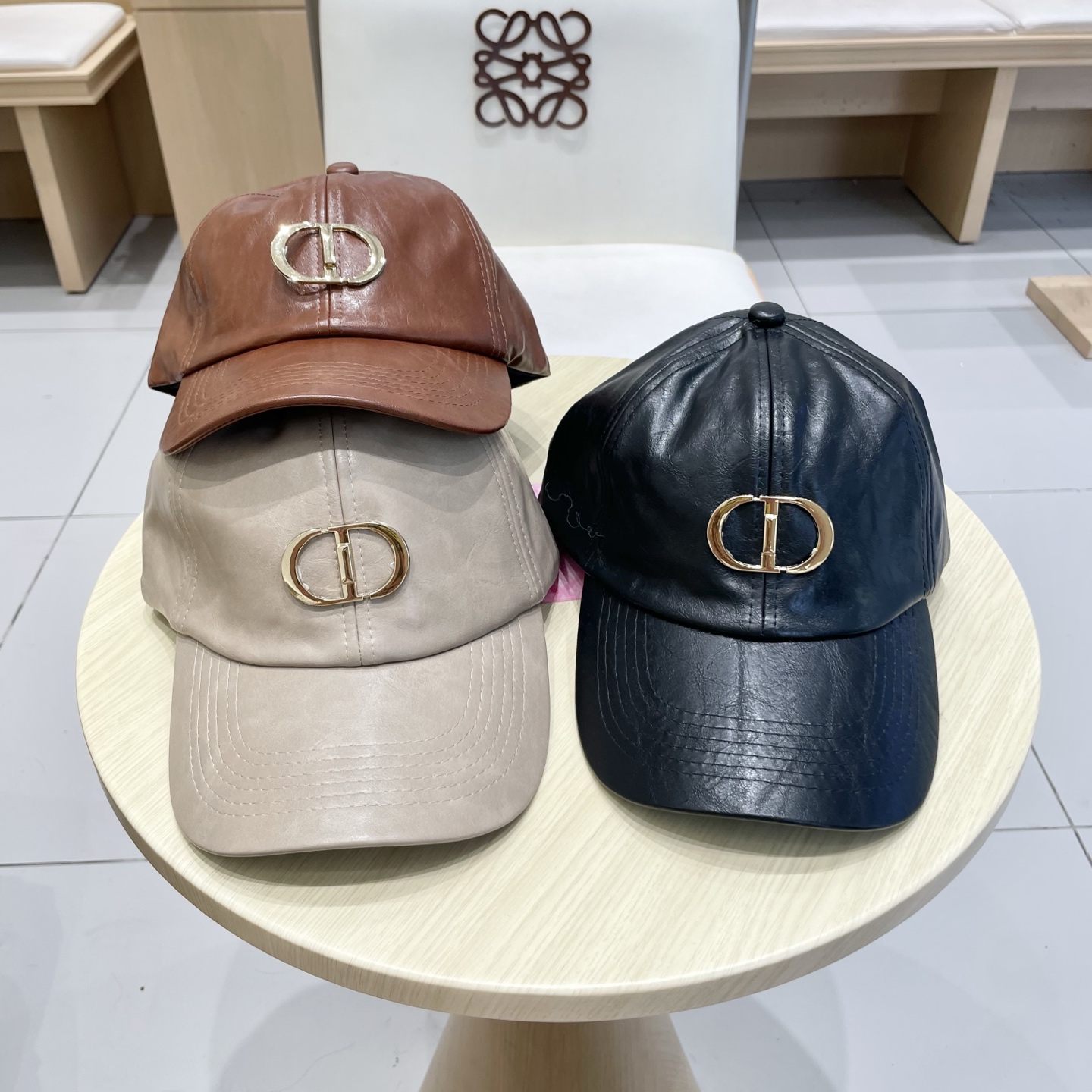 迪奥dior新品棒球帽！材质：Pu➕小羊皮！炸街必备单品！颜色大气！款式新颖别致好搭配衣服！实用性强，高