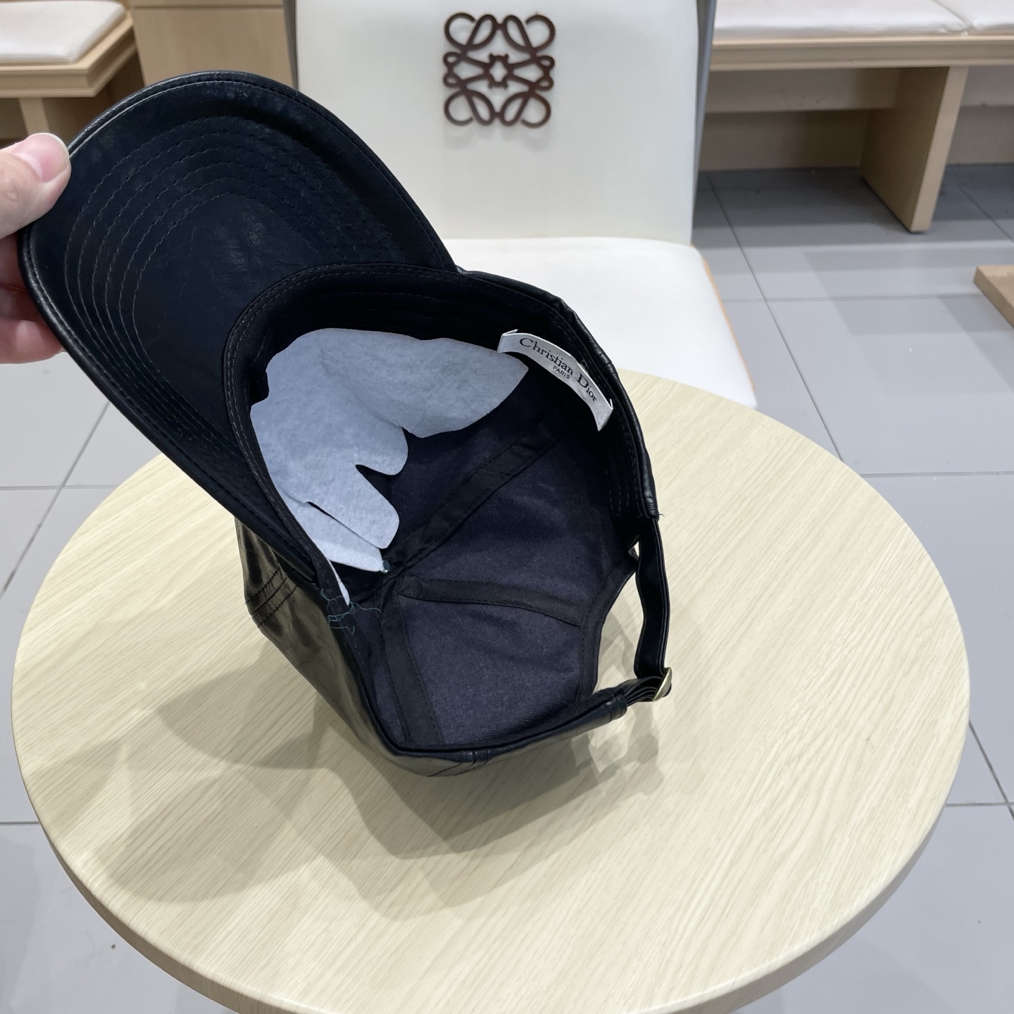 迪奥dior新品棒球帽！材质：Pu➕小羊皮！炸街必备单品！颜色大气！款式新颖别致好搭配衣服！实用性强，高