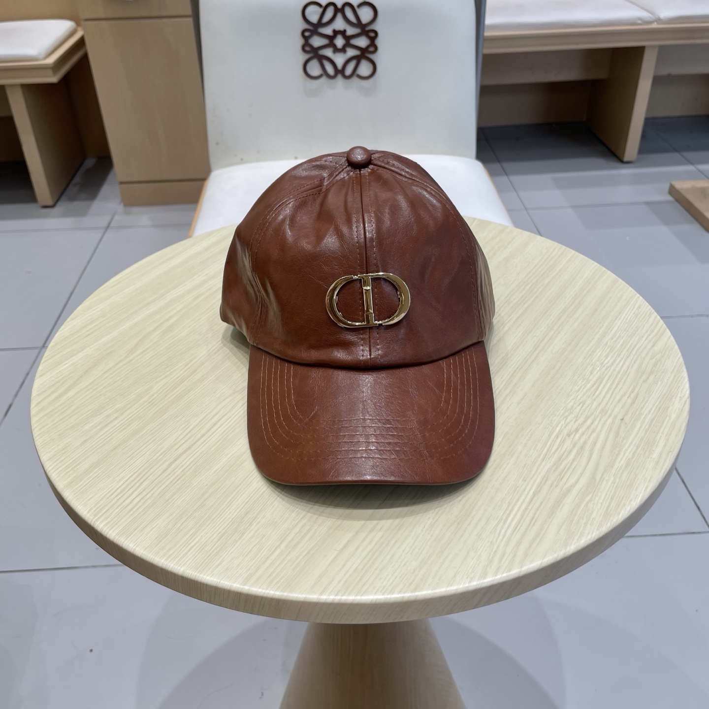 迪奥dior新品棒球帽！材质：Pu➕小羊皮！炸街必备单品！颜色大气！款式新颖别致好搭配衣服！实用性强，高