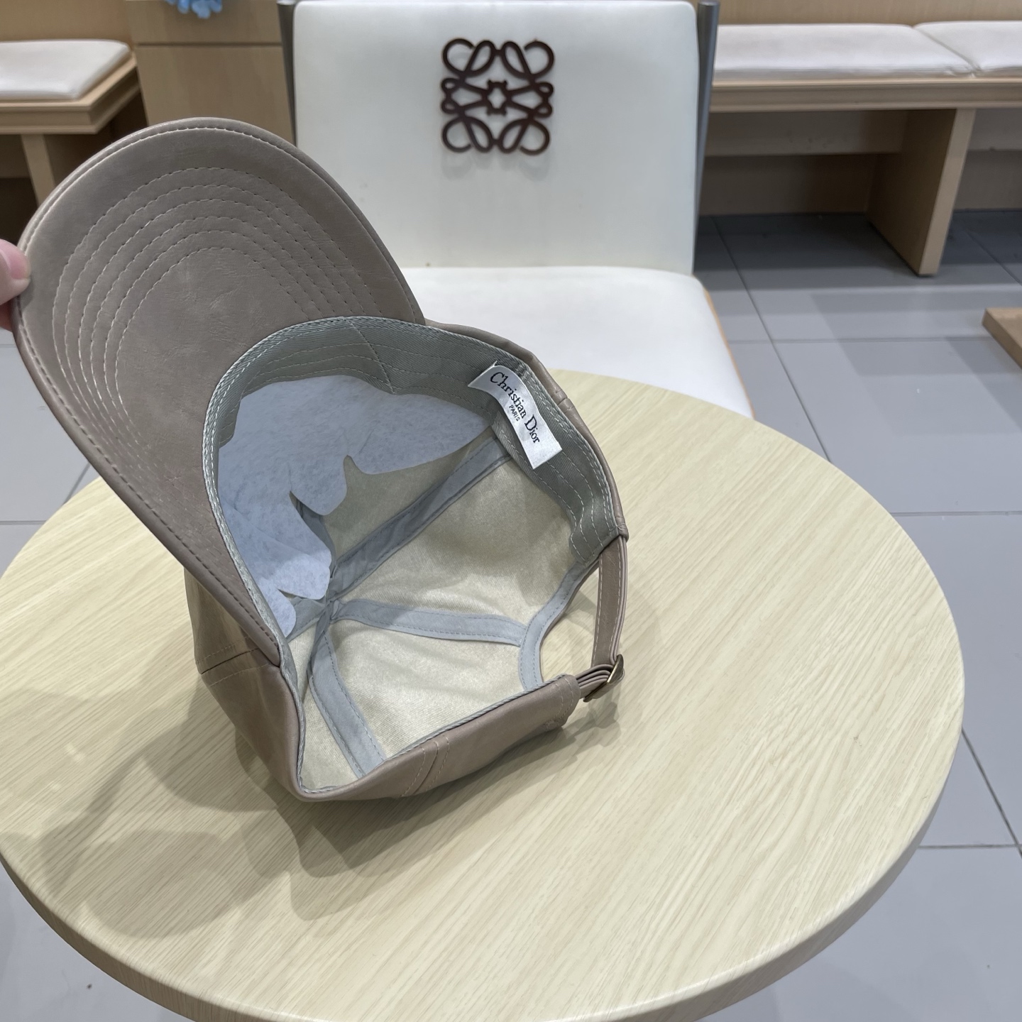 迪奥dior新品棒球帽！材质：Pu➕小羊皮！炸街必备单品！颜色大气！款式新颖别致好搭配衣服！实用性强，高