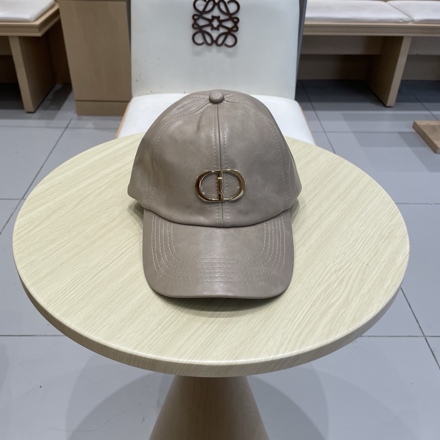 迪奥dior新品棒球帽！材质：Pu➕小羊皮！炸街必备单品！颜色大气！款式新颖别致好搭配衣服！实用性强，高