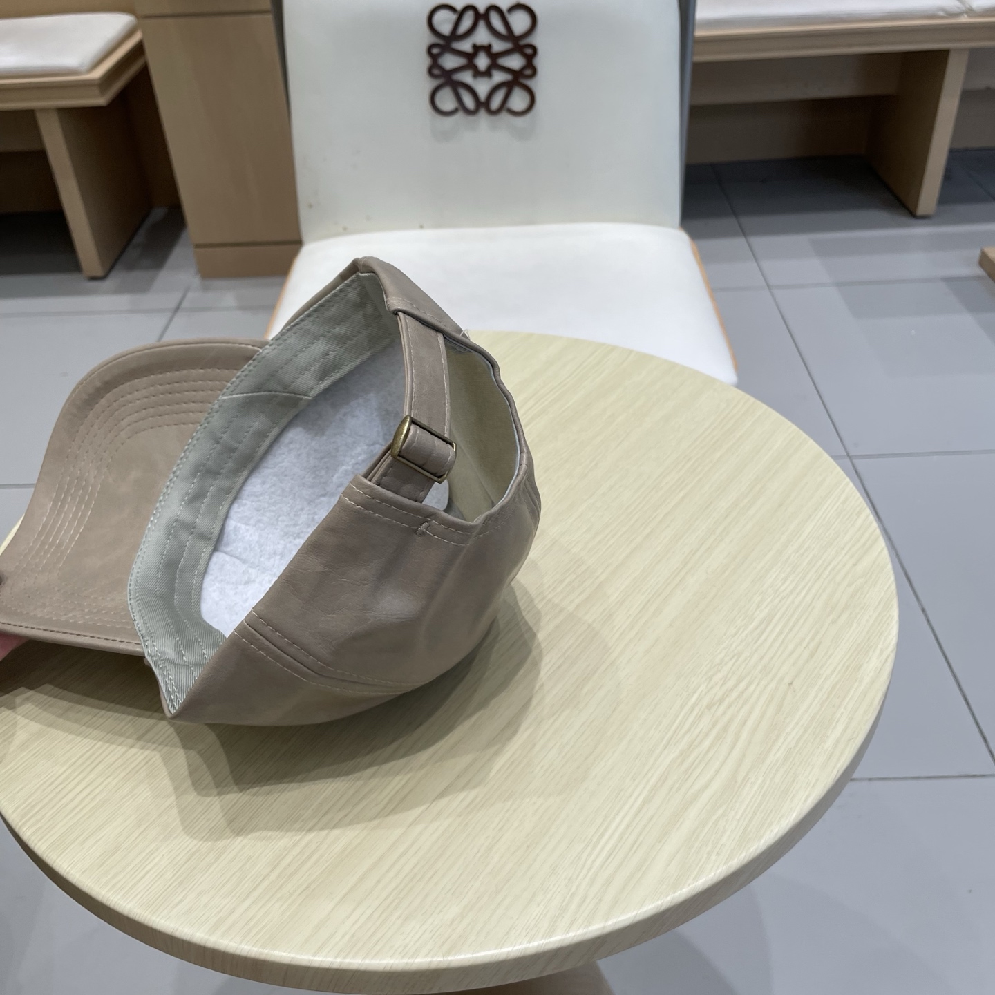 迪奥dior新品棒球帽！材质：Pu➕小羊皮！炸街必备单品！颜色大气！款式新颖别致好搭配衣服！实用性强，高