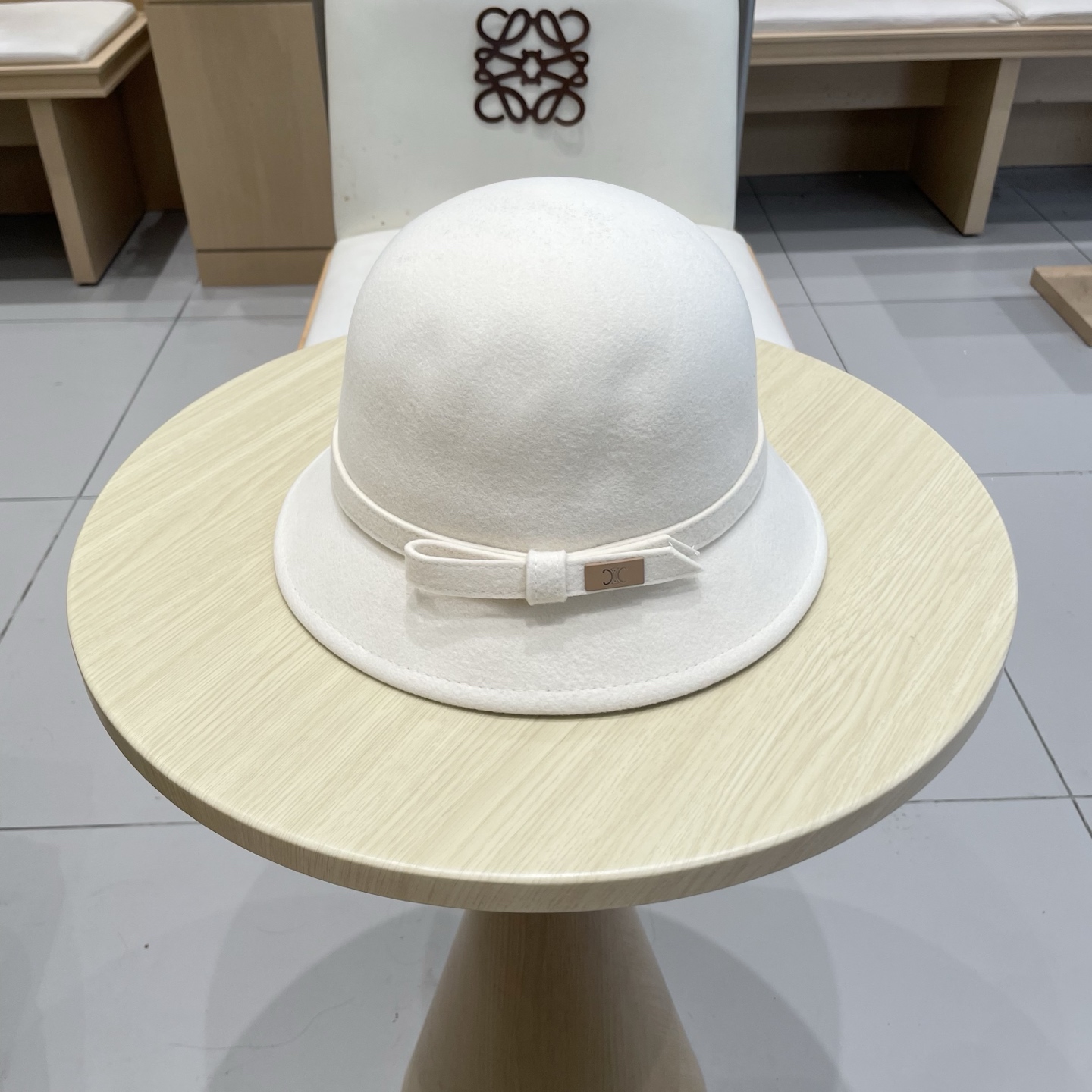 白色 ，黑卡 塞琳celine25秋冬新款百分百羊毛
🔗法式复古礼帽
📸名媛范百搭拍照出片
📦卡色 黑色