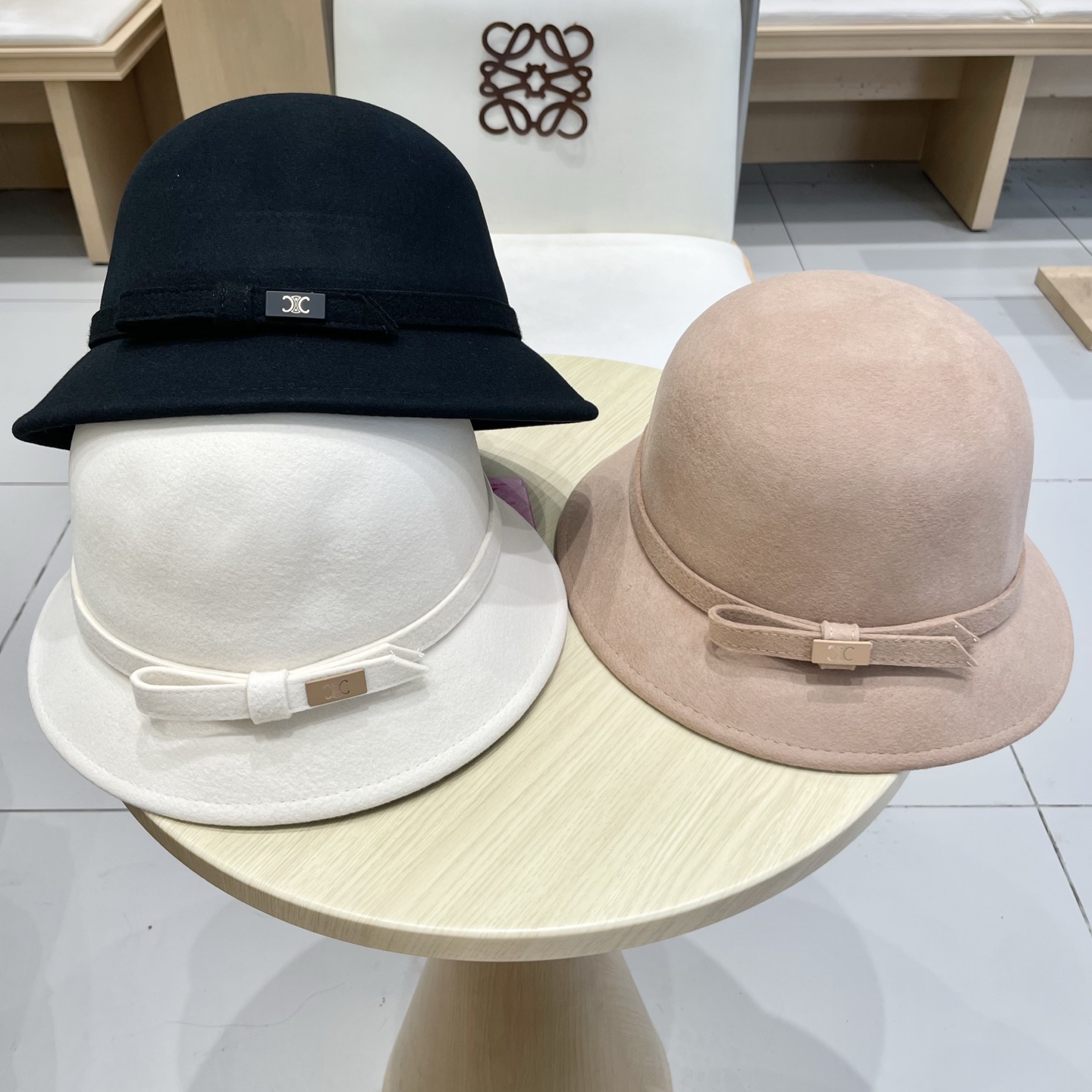 白色 ，黑卡 塞琳celine25秋冬新款百分百羊毛
🔗法式复古礼帽
📸名媛范百搭拍照出片
📦卡色 黑色