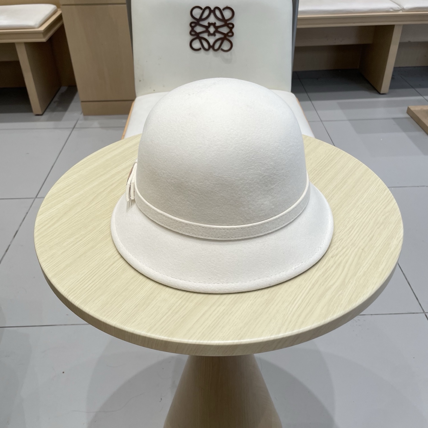 白色 ，黑卡 塞琳celine25秋冬新款百分百羊毛
🔗法式复古礼帽
📸名媛范百搭拍照出片
📦卡色 黑色