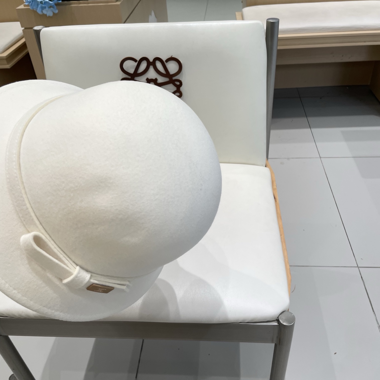 白色 ，黑卡 塞琳celine25秋冬新款百分百羊毛
🔗法式复古礼帽
📸名媛范百搭拍照出片
📦卡色 黑色