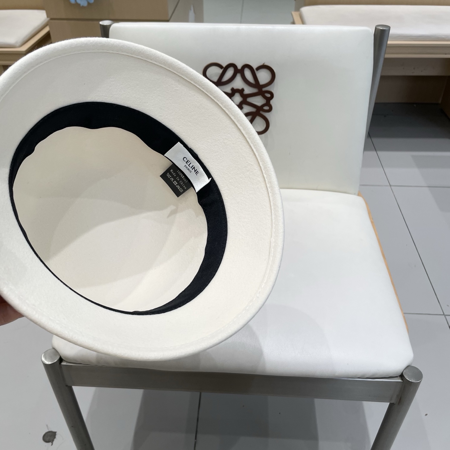 白色 ，黑卡 塞琳celine25秋冬新款百分百羊毛
🔗法式复古礼帽
📸名媛范百搭拍照出片
📦卡色 黑色