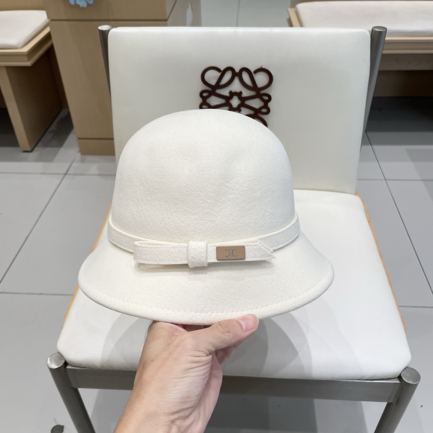 白色 ，黑卡 塞琳celine25秋冬新款百分百羊毛
🔗法式复古礼帽
📸名媛范百搭拍照出片
📦卡色 黑色