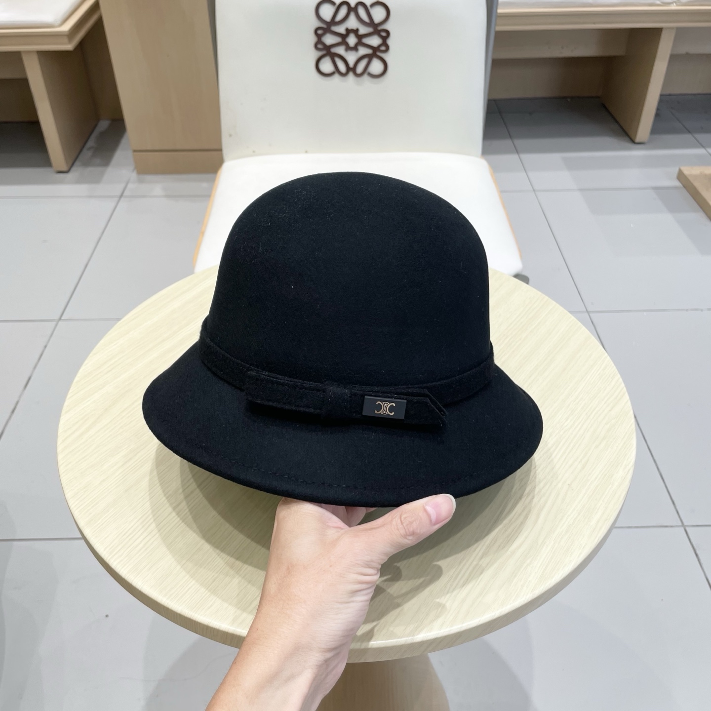 白色 ，黑卡 塞琳celine25秋冬新款百分百羊毛
🔗法式复古礼帽
📸名媛范百搭拍照出片
📦卡色 黑色