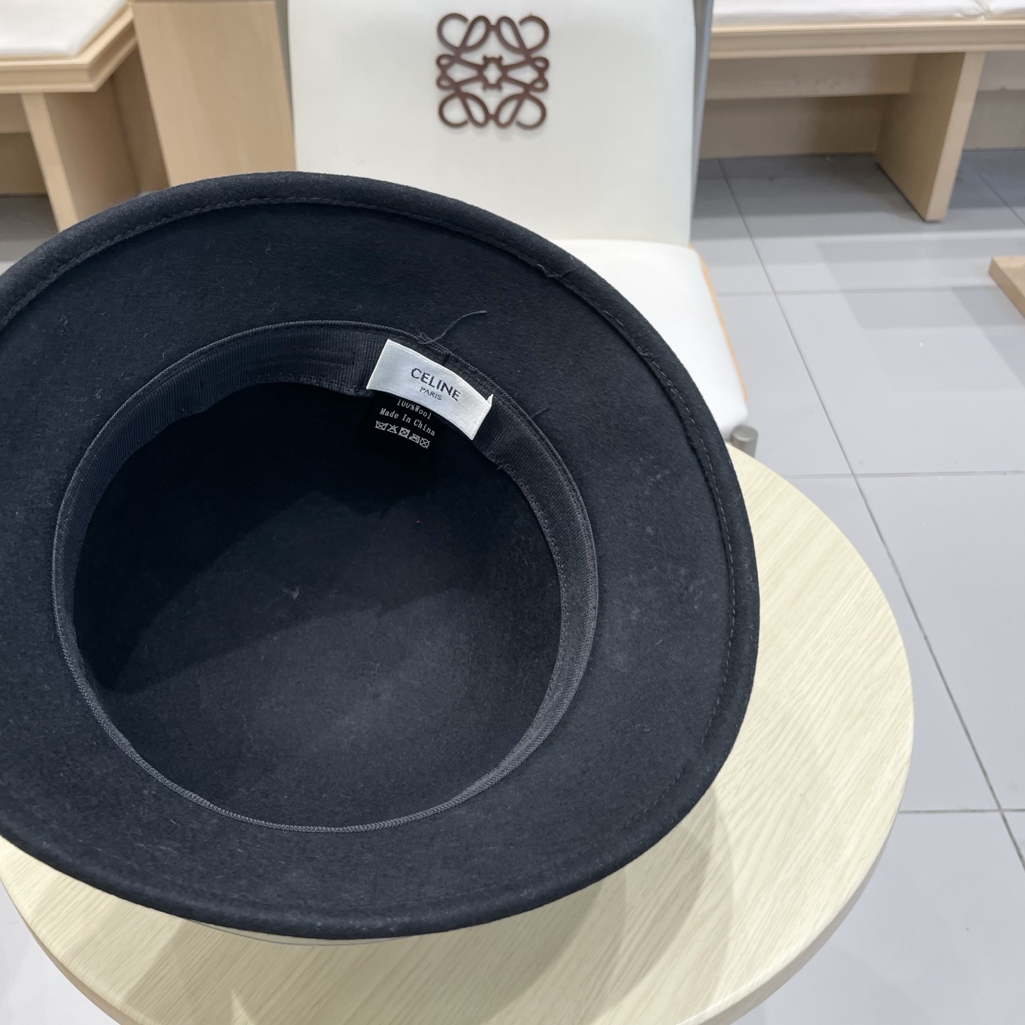 白色 ，黑卡 塞琳celine25秋冬新款百分百羊毛
🔗法式复古礼帽
📸名媛范百搭拍照出片
📦卡色 黑色