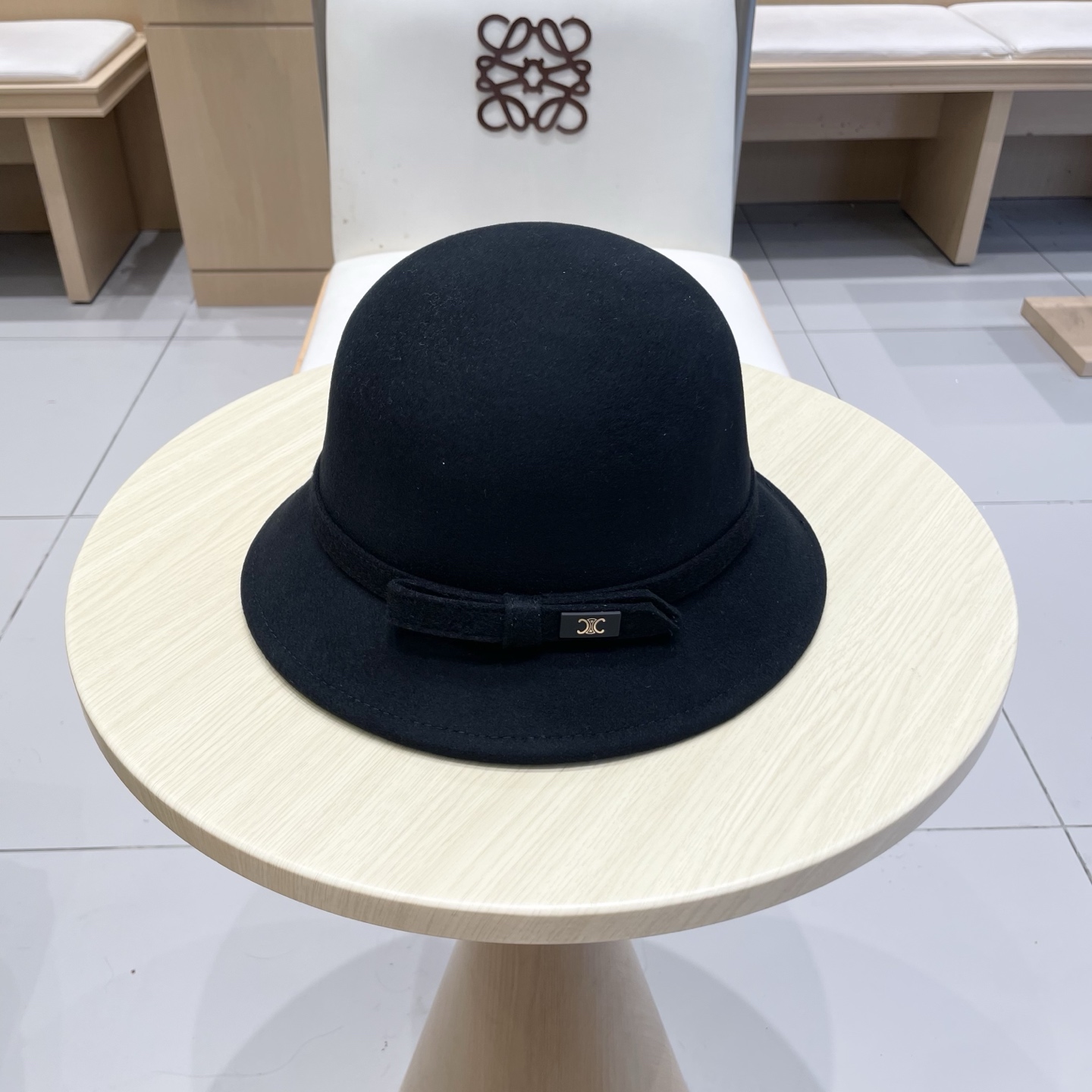 白色 ，黑卡 塞琳celine25秋冬新款百分百羊毛
🔗法式复古礼帽
📸名媛范百搭拍照出片
📦卡色 黑色