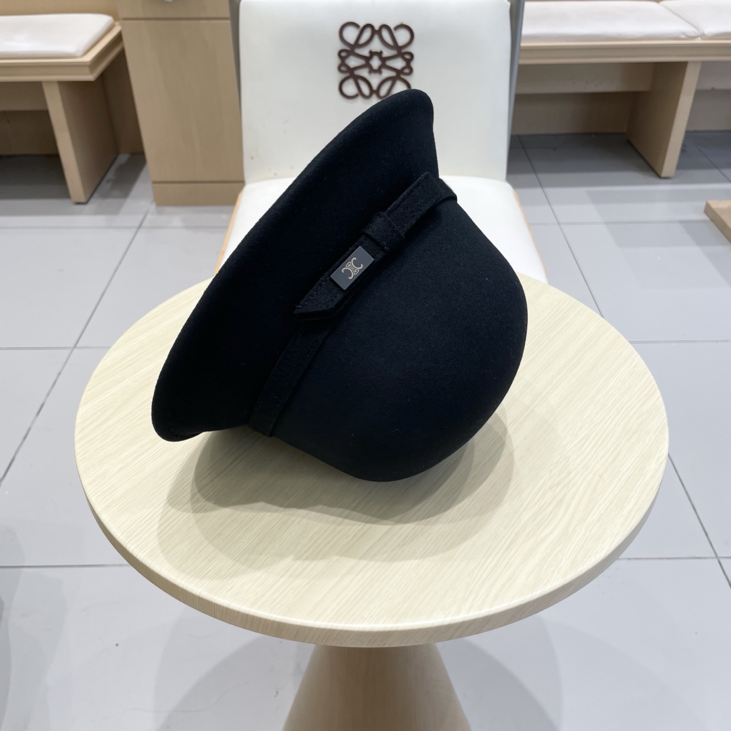 白色 ，黑卡 塞琳celine25秋冬新款百分百羊毛
🔗法式复古礼帽
📸名媛范百搭拍照出片
📦卡色 黑色