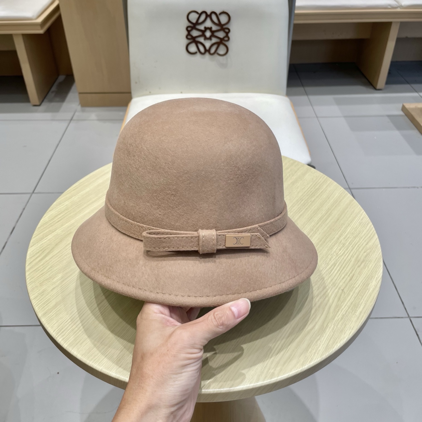 白色 ，黑卡 塞琳celine25秋冬新款百分百羊毛
🔗法式复古礼帽
📸名媛范百搭拍照出片
📦卡色 黑色