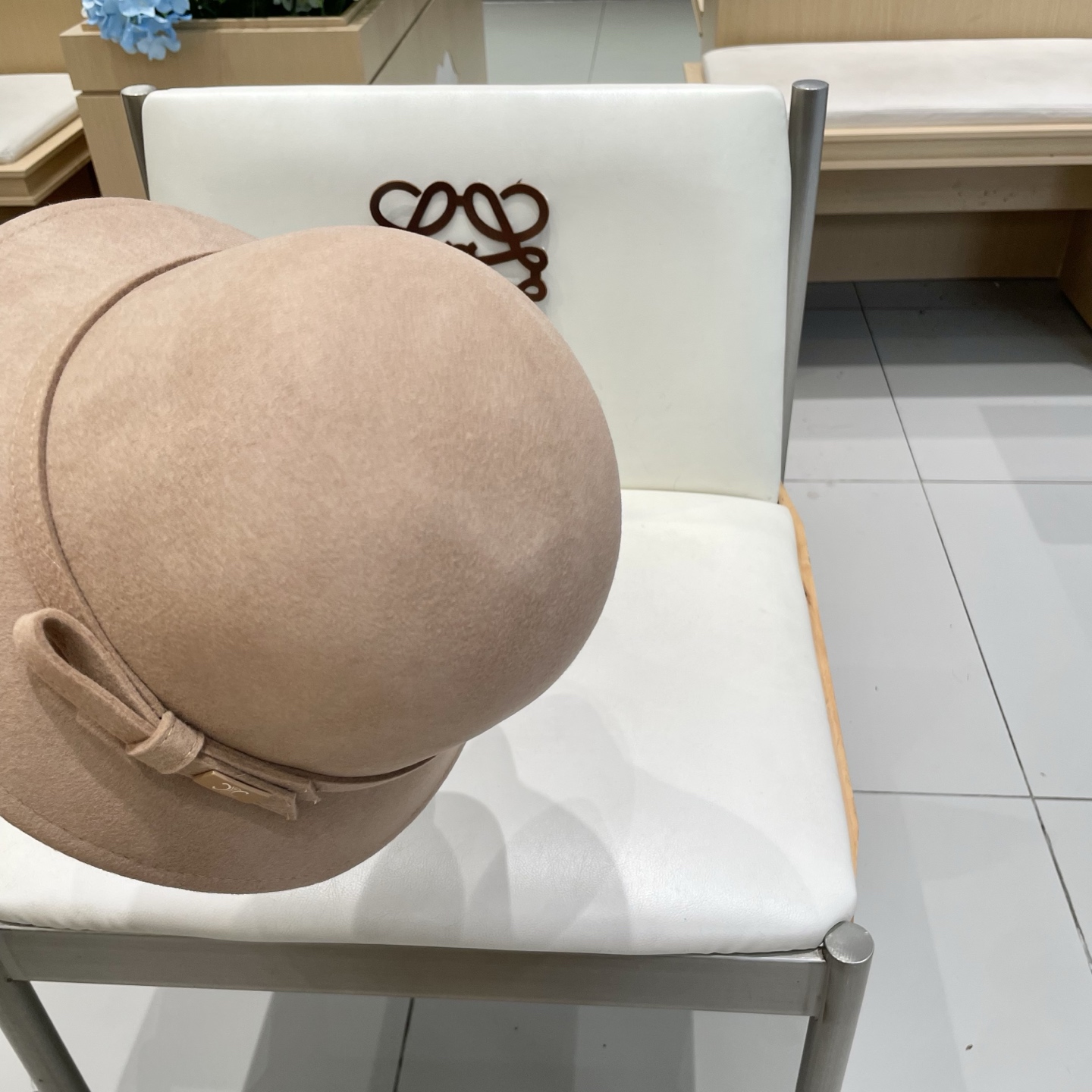 白色 ，黑卡 塞琳celine25秋冬新款百分百羊毛
🔗法式复古礼帽
📸名媛范百搭拍照出片
📦卡色 黑色