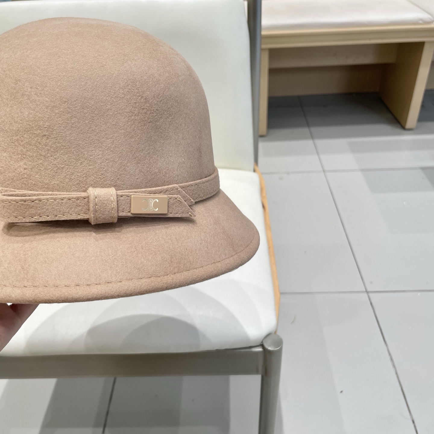 白色 ，黑卡 塞琳celine25秋冬新款百分百羊毛
🔗法式复古礼帽
📸名媛范百搭拍照出片
📦卡色 黑色