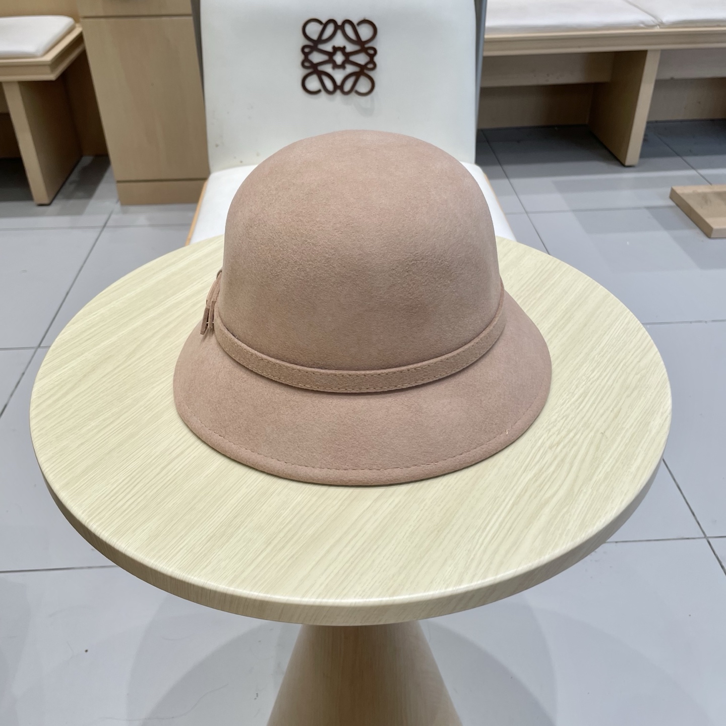 白色 ，黑卡 塞琳celine25秋冬新款百分百羊毛
🔗法式复古礼帽
📸名媛范百搭拍照出片
📦卡色 黑色