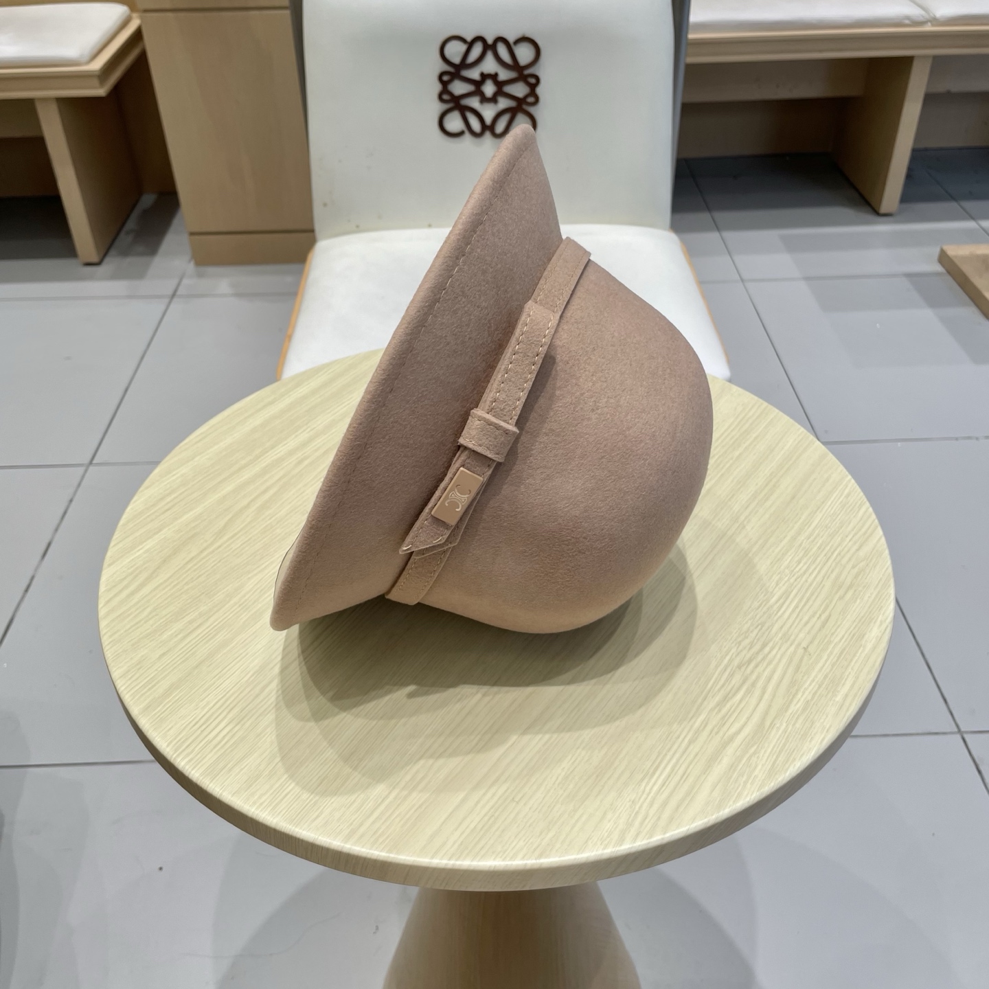 白色 ，黑卡 塞琳celine25秋冬新款百分百羊毛
🔗法式复古礼帽
📸名媛范百搭拍照出片
📦卡色 黑色