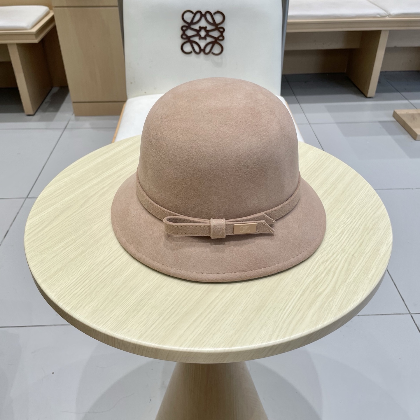 白色 ，黑卡 塞琳celine25秋冬新款百分百羊毛
🔗法式复古礼帽
📸名媛范百搭拍照出片
📦卡色 黑色