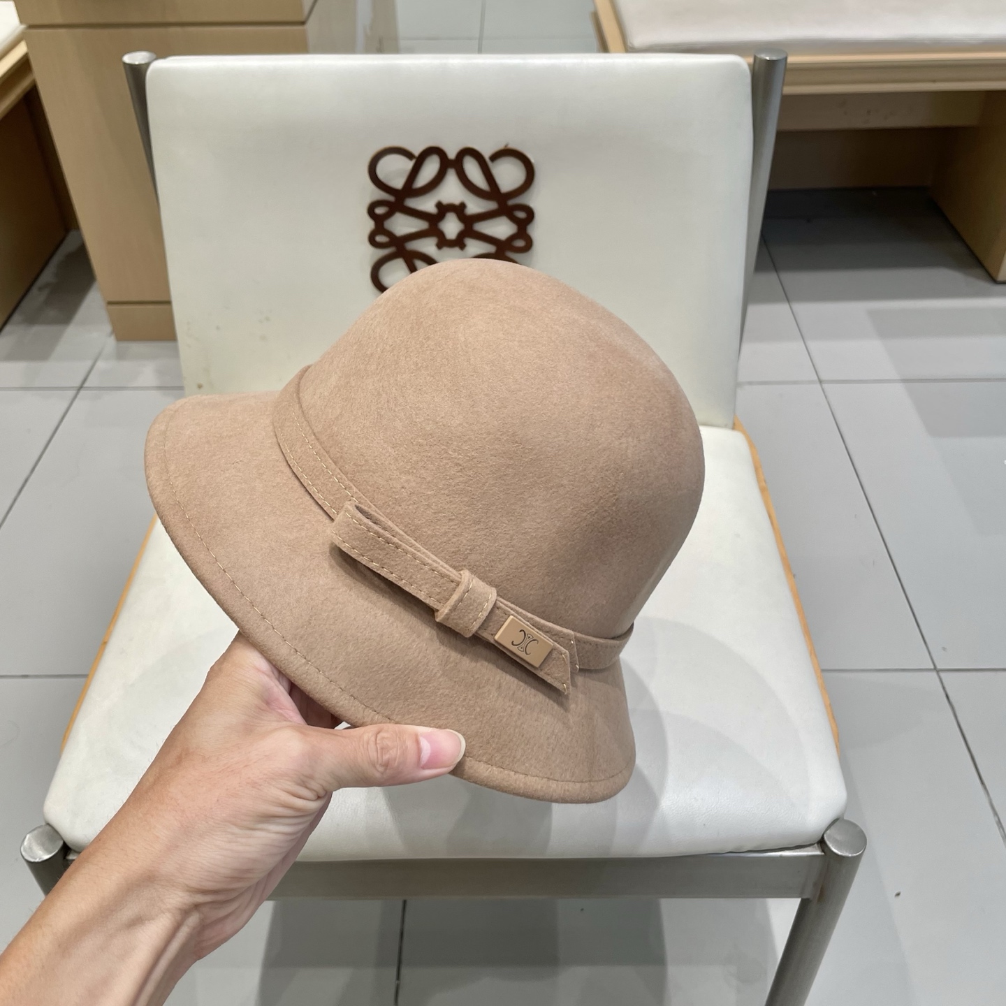 白色 ，黑卡 塞琳celine25秋冬新款百分百羊毛
🔗法式复古礼帽
📸名媛范百搭拍照出片
📦卡色 黑色