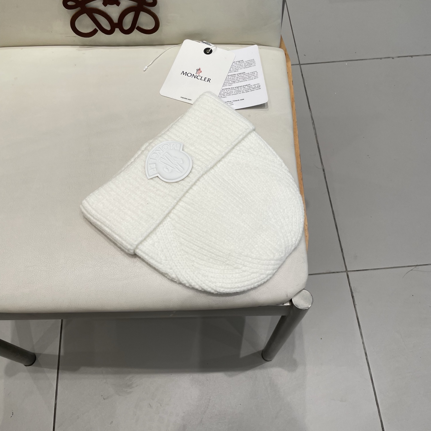  
蒙口Moncler盟可睐💥官网经典针织帽，原单复刻.非常柔软亲肤，弹性很好💓有质感又非常百搭的款式~