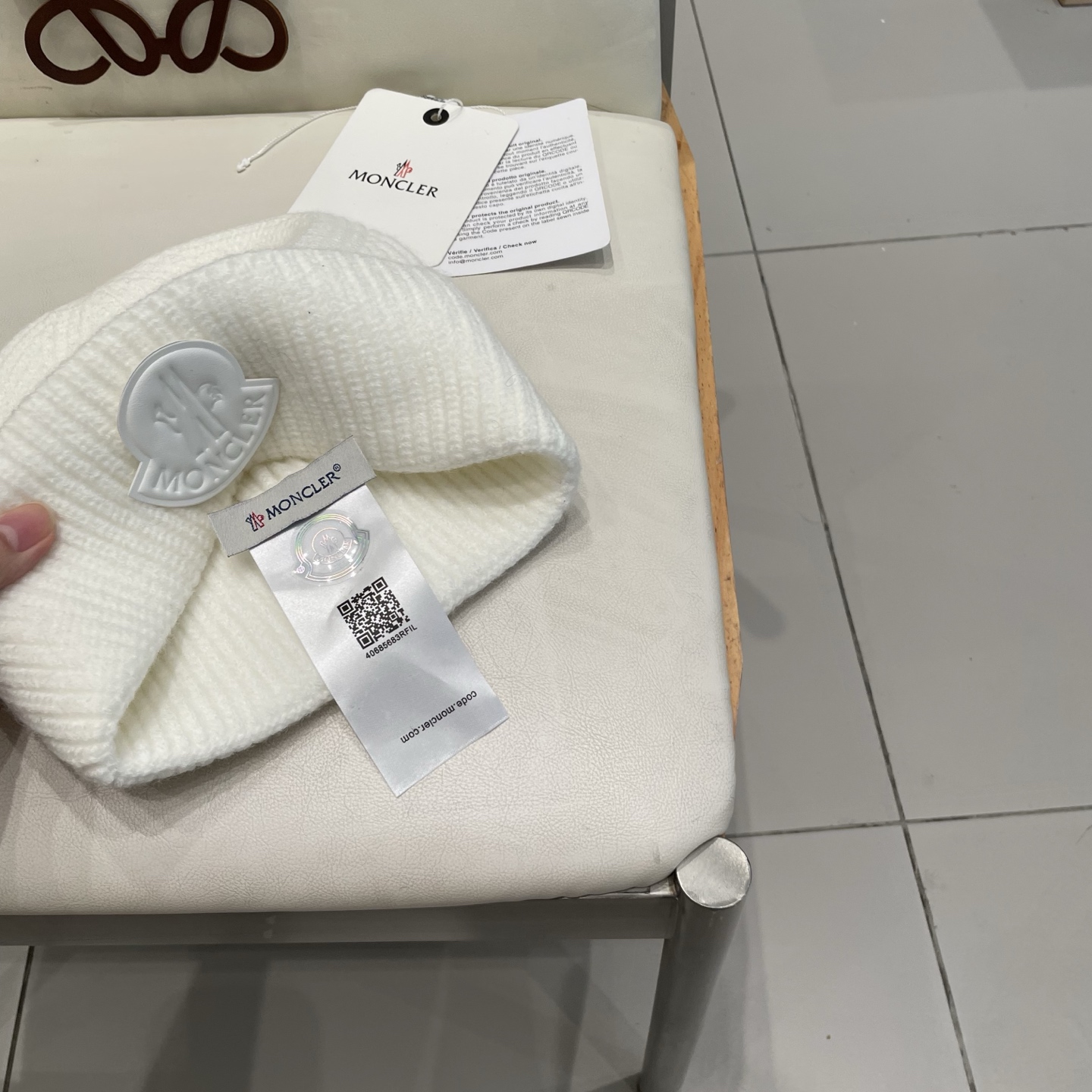  
蒙口Moncler盟可睐💥官网经典针织帽，原单复刻.非常柔软亲肤，弹性很好💓有质感又非常百搭的款式~