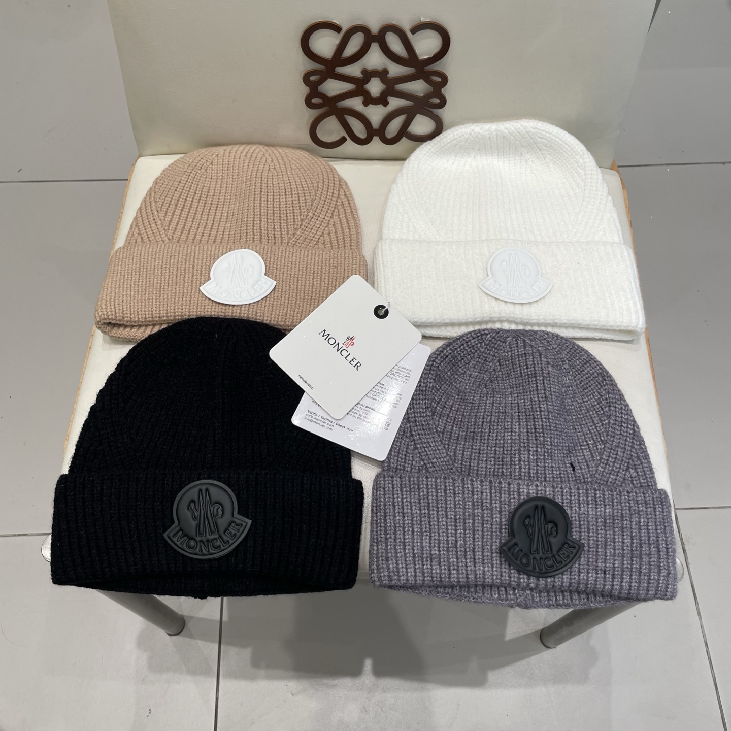  
蒙口Moncler盟可睐💥官网经典针织帽，原单复刻.非常柔软亲肤，弹性很好💓有质感又非常百搭的款式~