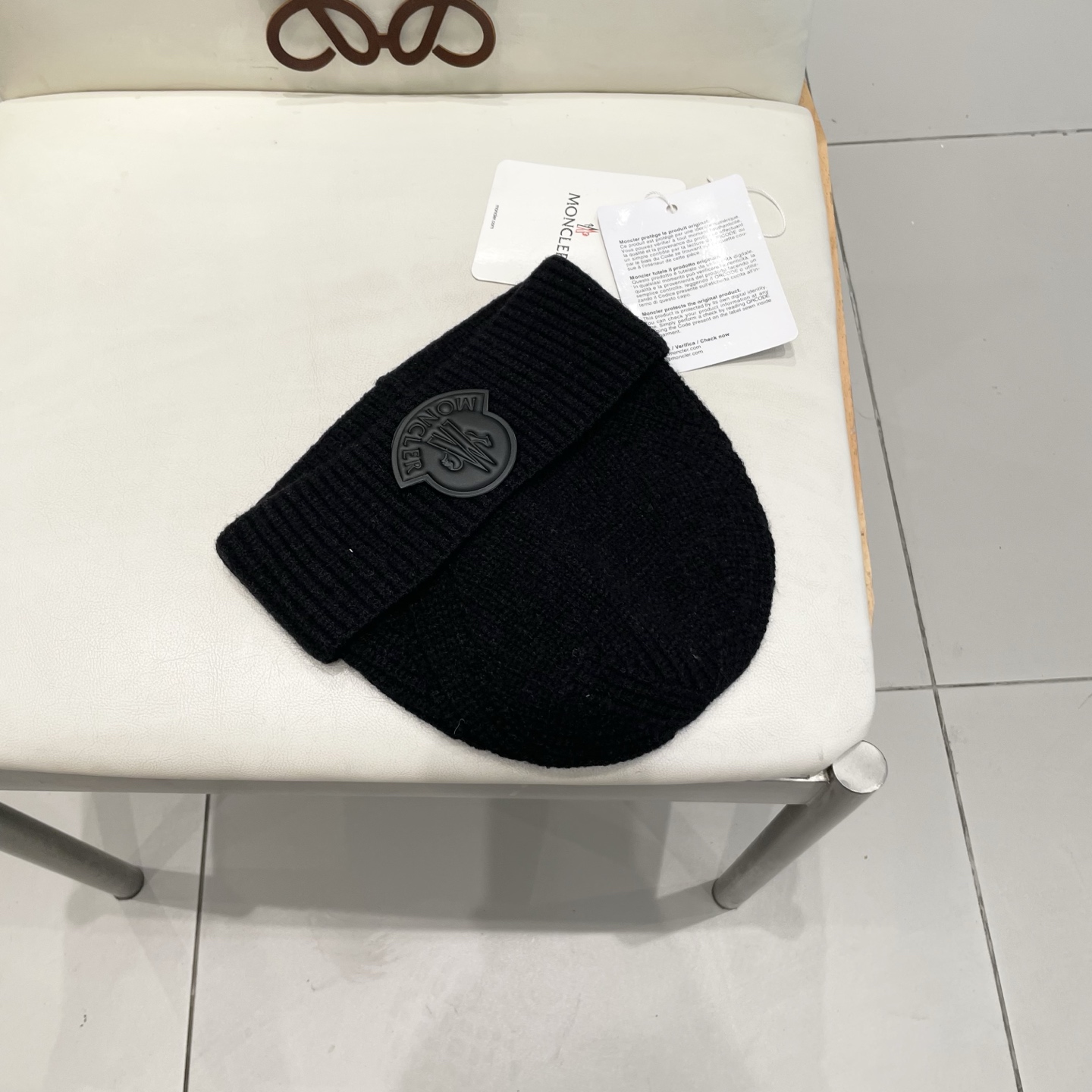  
蒙口Moncler盟可睐💥官网经典针织帽，原单复刻.非常柔软亲肤，弹性很好💓有质感又非常百搭的款式~