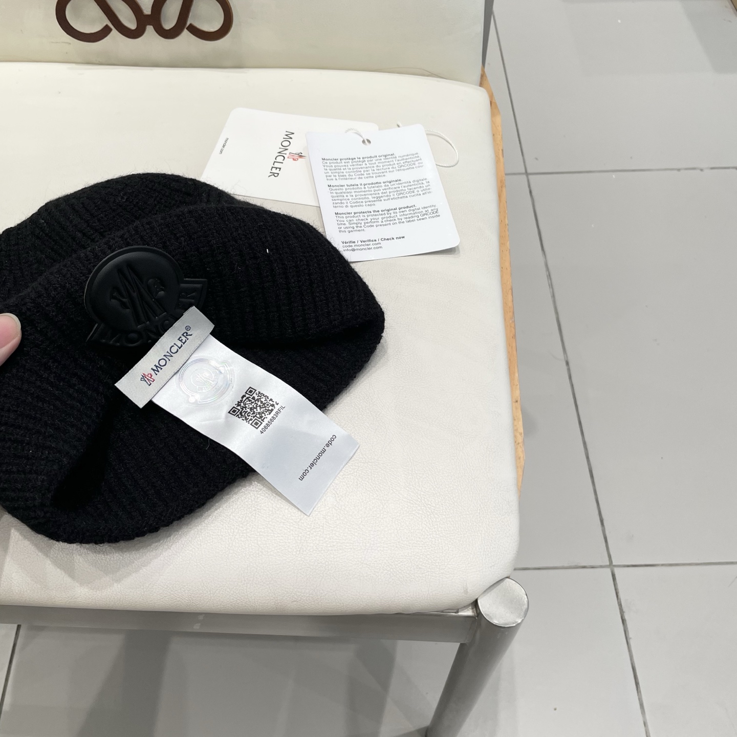  
蒙口Moncler盟可睐💥官网经典针织帽，原单复刻.非常柔软亲肤，弹性很好💓有质感又非常百搭的款式~
