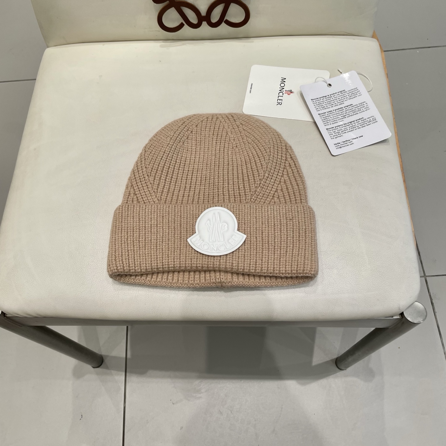  
蒙口Moncler盟可睐💥官网经典针织帽，原单复刻.非常柔软亲肤，弹性很好💓有质感又非常百搭的款式~